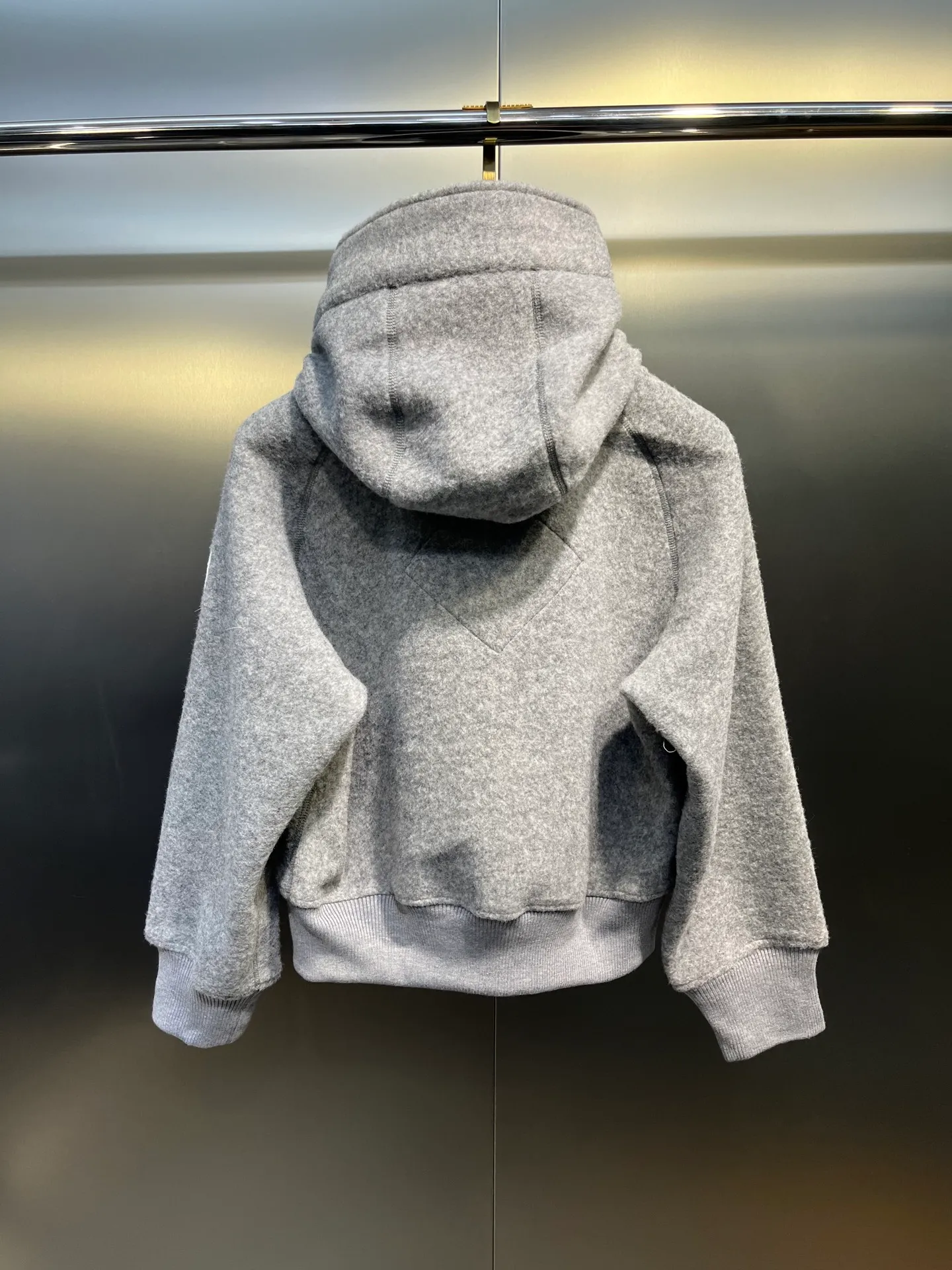 P680 Canada Goose women's hooded wool raglan jacket Fabric: Custom-dyed 60% wool, 18% lyocell fiber, 12% polyester, 8% nylon Placket: Made of nylon edge cloth + original YKK No. 10 zipper (white paint) Pocket buttons: Used TPU four-button buttons of the same color Sleeve thread: Made of high-elastic wool spandex blended elastic thread Accessories: Full set of accessories customized The interior is made of black polyester pocket cloth. The back neckline is made of pure white ear-hanging webbing. Behringer embroidery machine. 21600 needles high-density white label embroidery. Size: S--2XL